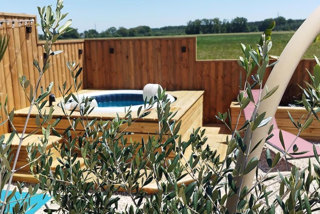 Chalet Industriel Avec Filet Et Spa Sorigny Exterior photo
