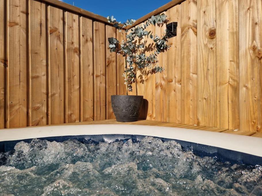 Chalet Industriel Avec Filet Et Spa Sorigny Exterior photo