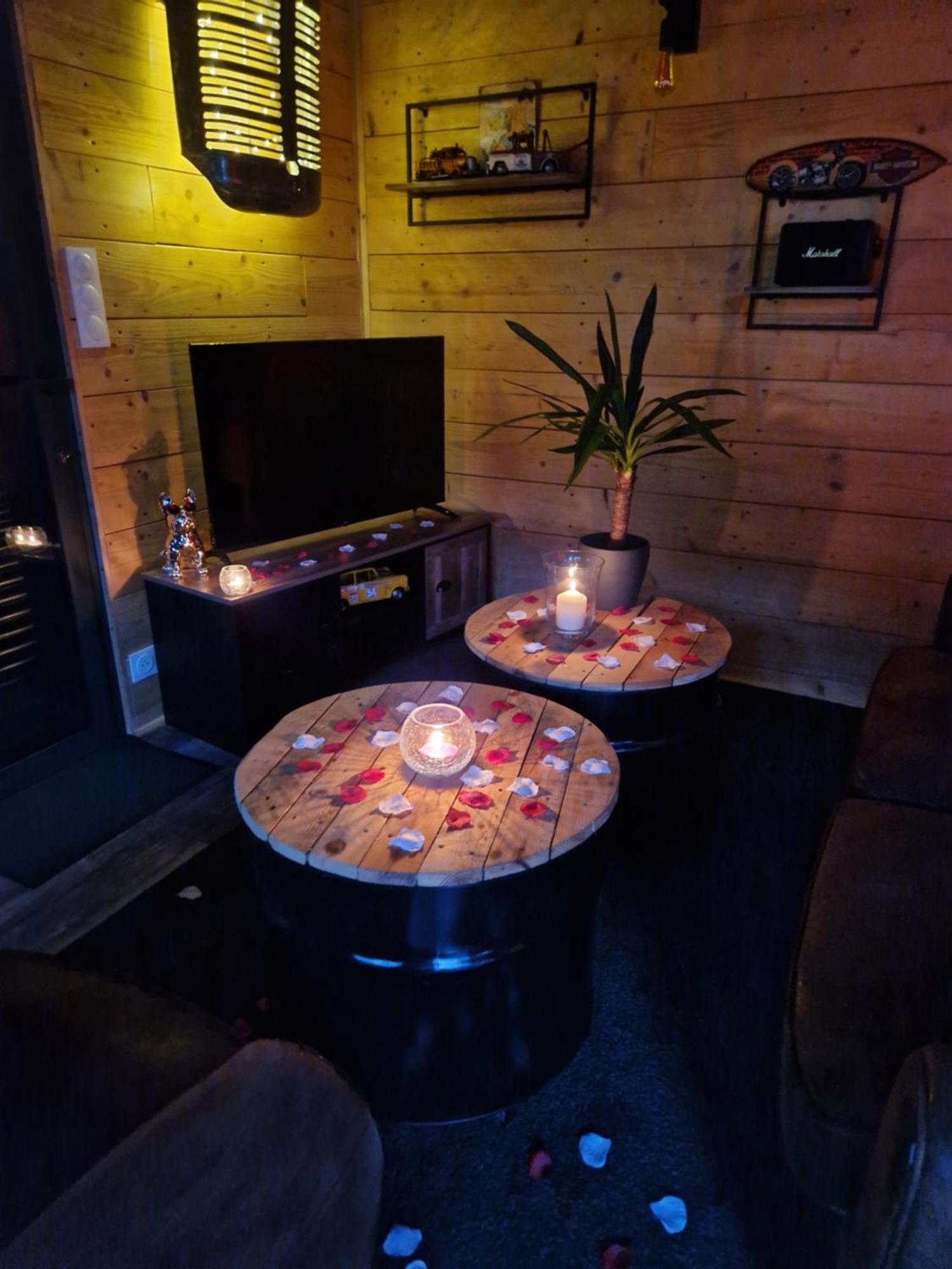 Chalet Industriel Avec Filet Et Spa Sorigny Exterior photo