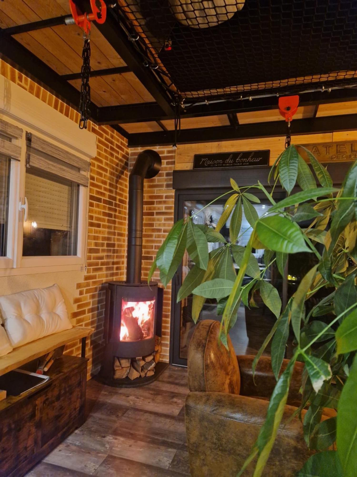 Chalet Industriel Avec Filet Et Spa Sorigny Exterior photo